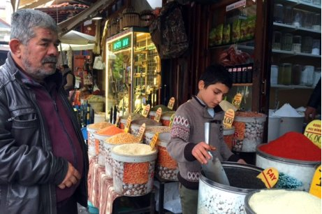 FOTO Bašar radi u prodavnici začina i ne pohađa školu, baš kao stotine hiljada druge dece iz Sirije u Turskoj. ABC: LAUREN WILLIAMS